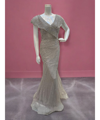 فستان سهرة شيفون مطرز بلون بيج بلمعة فضية وقصة ذيل السمكة