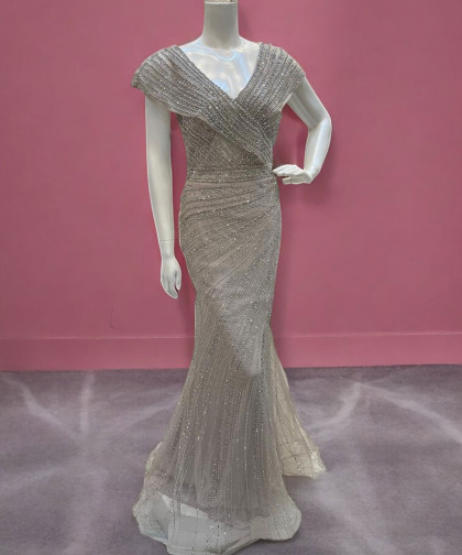 فستان سهرة شيفون مطرز بلون بيج بلمعة فضية وقصة ذيل السمكة