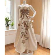 فستان سهرة بيج مطرز يدوياً بنقوش أوراق لامعة وقصة ميدي أنيقة