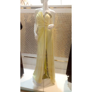 فستان أصفر بكسرات مائلة وتطريز ترتر أنيق على الصدر