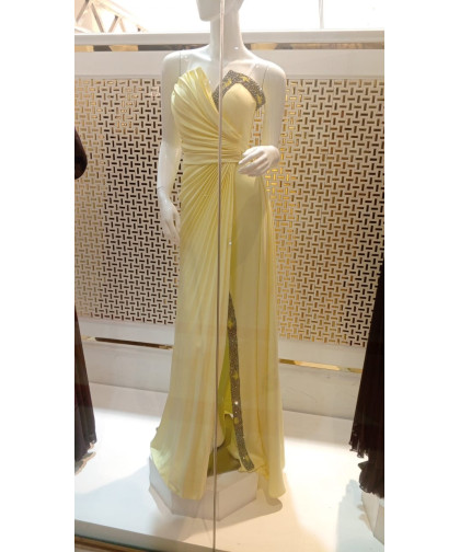 فستان أصفر بكسرات مائلة وتطريز ترتر أنيق على الصدر