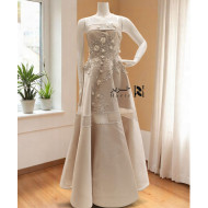 فستان سهرة بيج فاتح مطرز يدوياً بالورود ثلاثية الأبعاد مع طبقات مزدوجة