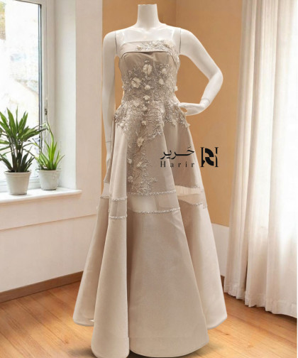 فستان سهرة بيج فاتح مطرز يدوياً بالورود ثلاثية الأبعاد مع طبقات مزدوجة