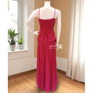 فستان سهرة فوشيا بطبقات كسرات مع زهرة ثلاثية الأبعاد على الصدر