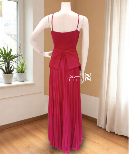 فستان سهرة فوشيا بطبقات كسرات مع زهرة ثلاثية الأبعاد على الصدر