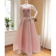 فستان سهرة وردي فاتح مطرز يدوياً بتصميم غير متماثل وطبقات انسيابية