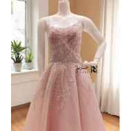 فستان سهرة وردي فاتح مطرز يدوياً بتصميم غير متماثل وطبقات انسيابية