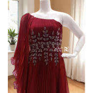 فستان سهرة أحمر بكتف واحد مطرز بكسرات ناعمة وتطريزات فضية