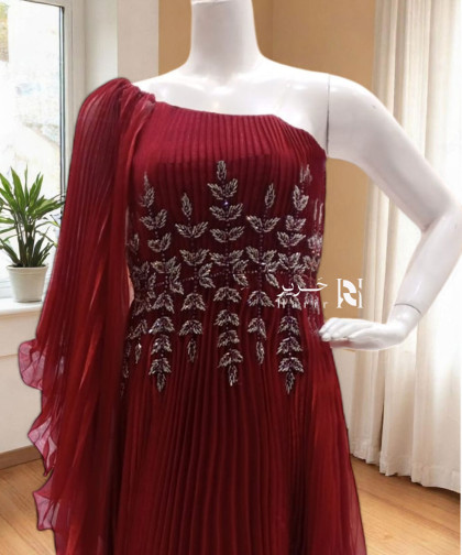 فستان سهرة أحمر بكتف واحد مطرز بكسرات ناعمة وتطريزات فضية