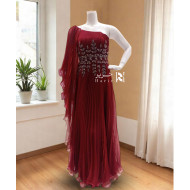 فستان سهرة أحمر بكتف واحد مطرز بكسرات ناعمة وتطريزات فضية