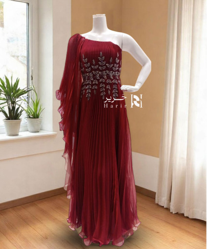 فستان سهرة أحمر بكتف واحد مطرز بكسرات ناعمة وتطريزات فضية
