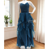 فستان سهرة سماوي بطبقات متعددة وقصة صدر ملتفة