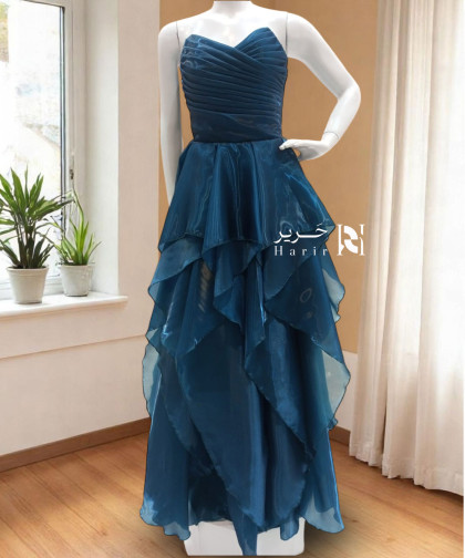 فستان سهرة سماوي بطبقات متعددة وقصة صدر ملتفة
