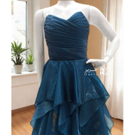 فستان سهرة سماوي بطبقات متعددة وقصة صدر ملتفة