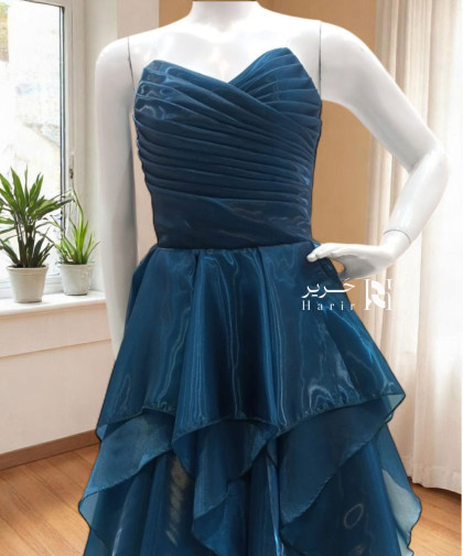 فستان سهرة سماوي بطبقات متعددة وقصة صدر ملتفة