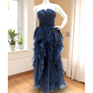 فستان سهرة كحلي بطبقات كشكش أنيقة