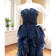 فستان سهرة كحلي بطبقات كشكش أنيقة