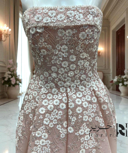 فستان وردي فاخر مطرّز بالأزهار