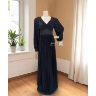 فستان كحلي ناعم بلمعة خفيفة وأكمام طويلة