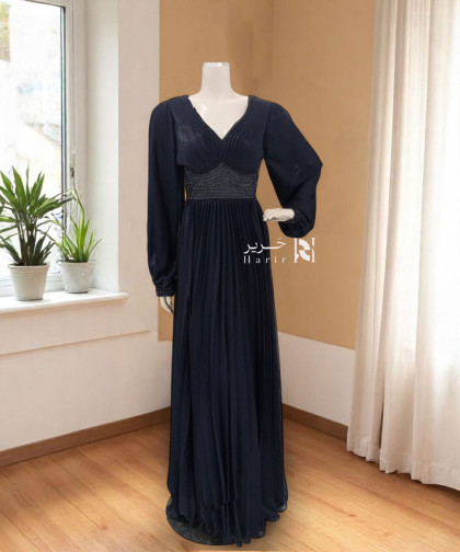 فستان كحلي ناعم بلمعة خفيفة وأكمام طويلة