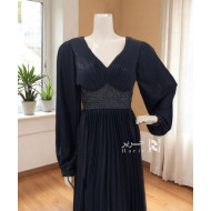 فستان كحلي ناعم بلمعة خفيفة وأكمام طويلة