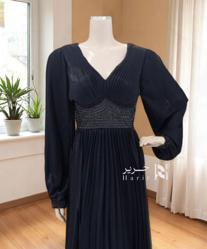 فستان كحلي ناعم بلمعة خفيفة وأكمام طويلة