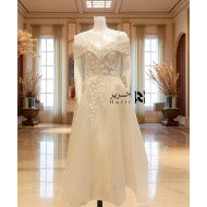 فستان بيج ملكي بأكتاف ساقطة وتطريز زهور لامعة