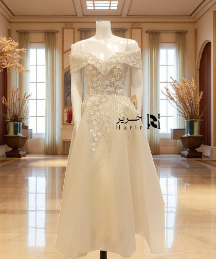 فستان بيج ملكي بأكتاف ساقطة وتطريز زهور لامعة