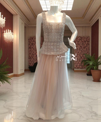 فستان وردي فاتح مطرّز بكريستالات بلمسة كورسيه وأناقة ملكية