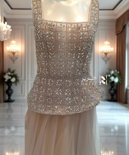 فستان وردي فاتح مطرّز بكريستالات بلمسة كورسيه وأناقة ملكية