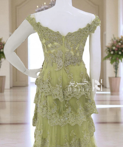 فستان سهرة فستقي بطبقات دانتيل مطرزة