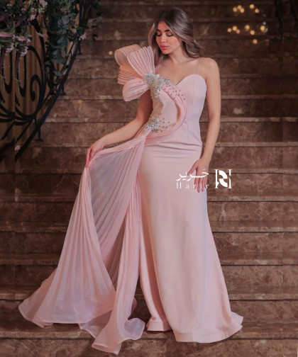 فستان وردي أنيق بتصميم مروحي مبتكر وتطريز فاخر