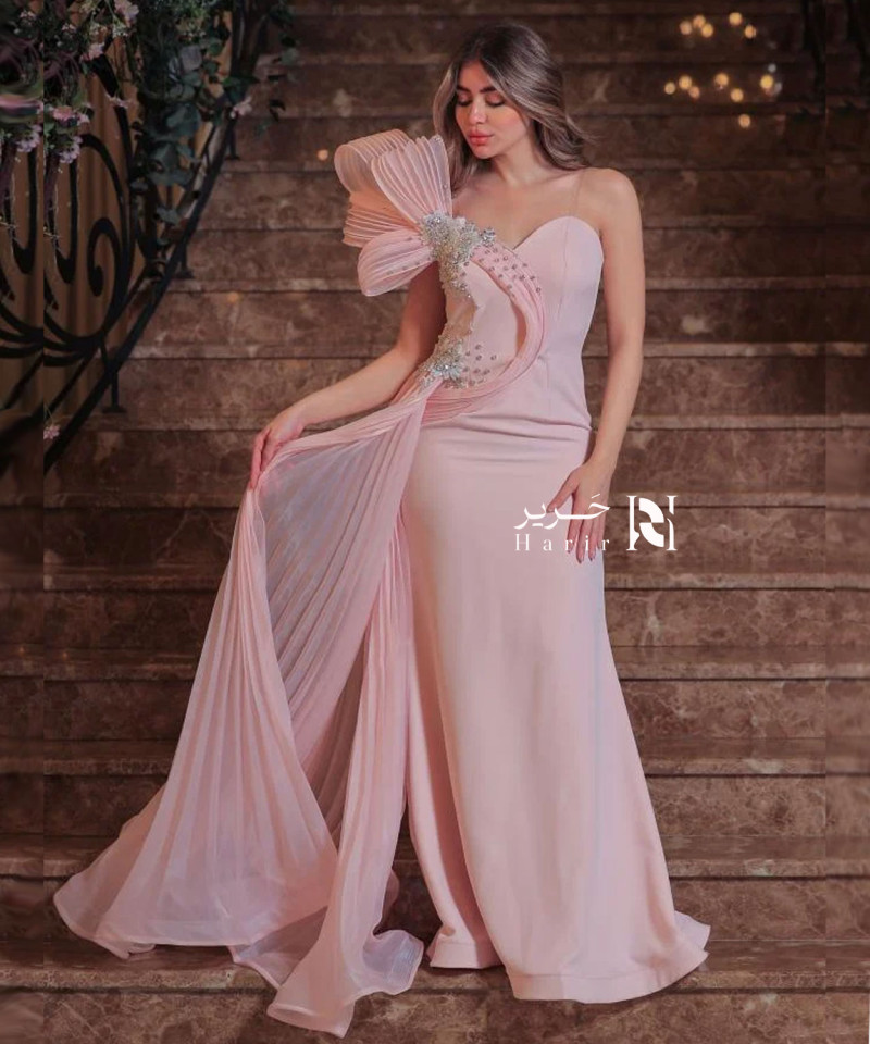 فستان وردي أنيق بتصميم مروحي مبتكر وتطريز فاخر فستان وردي أنيق بتصميم مروحي مبتكر وتطريز فاخر