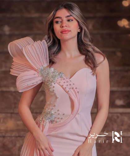 فستان وردي أنيق بتصميم مروحي مبتكر وتطريز فاخر