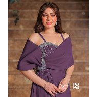 فستان بنفسجي أنيق بتطريز كريستالي وتصميم مكشوف الأكتاف