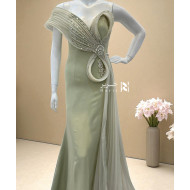 فستان أخضر زيتوني بتفاصيل تول فاخرة وتطريز كريستالي مبتكر