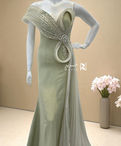 فستان أخضر زيتوني بتفاصيل تول فاخرة وتطريز كريستالي مبتكر