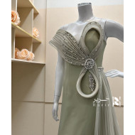 فستان أخضر زيتوني بتفاصيل تول فاخرة وتطريز كريستالي مبتكر