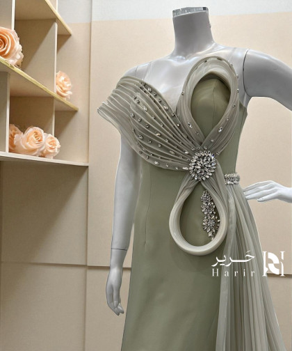 فستان أخضر زيتوني بتفاصيل تول فاخرة وتطريز كريستالي مبتكر