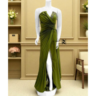 فستان أخضر زيتي بكسرات مائلة وتطريز ترتر أنيق على الصدر