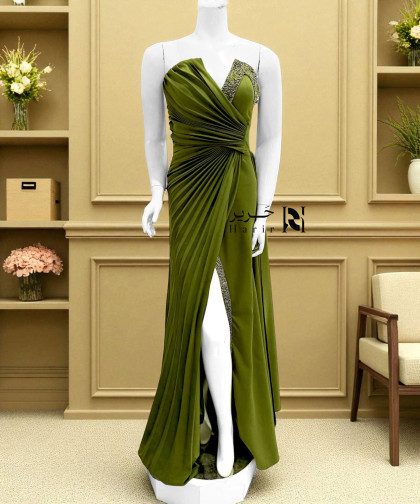 فستان أخضر زيتي بكسرات مائلة وتطريز ترتر أنيق على الصدر