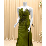 فستان أخضر زيتي بكسرات مائلة وتطريز ترتر أنيق على الصدر