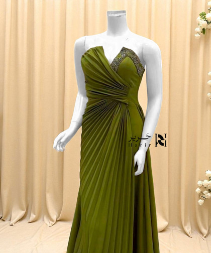 فستان أخضر زيتي بكسرات مائلة وتطريز ترتر أنيق على الصدر