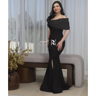 فستان أسود أنيق بكتف ساقط وقصة حورية البحر مع فتحة أمامية