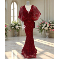 فستان أحمر أنيق بتطريز يدوي وأكمام شفافة واسعة