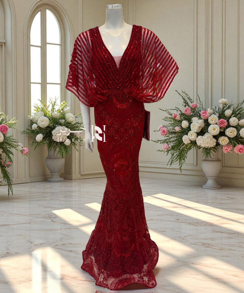 فستان أحمر أنيق بتطريز يدوي وأكمام شفافة واسعة