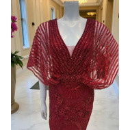 فستان أحمر أنيق بتطريز يدوي وأكمام شفافة واسعة