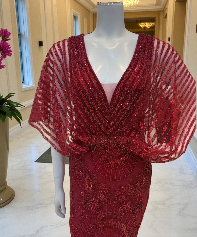 فستان أحمر أنيق بتطريز يدوي وأكمام شفافة واسعة