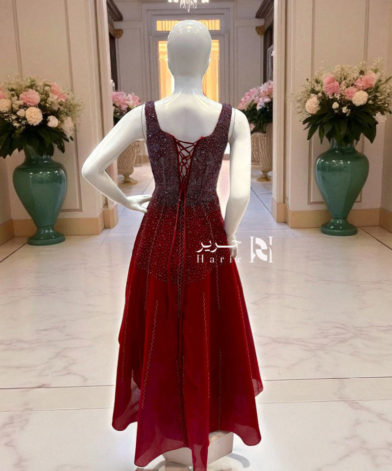 فستان عنابي بترتر لامع وتصميم برباط خلفي