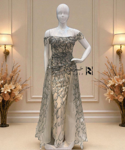 فستان سهرة بلون بيج مزين بتطريز أوراق لامعة وأكمام ساقطة